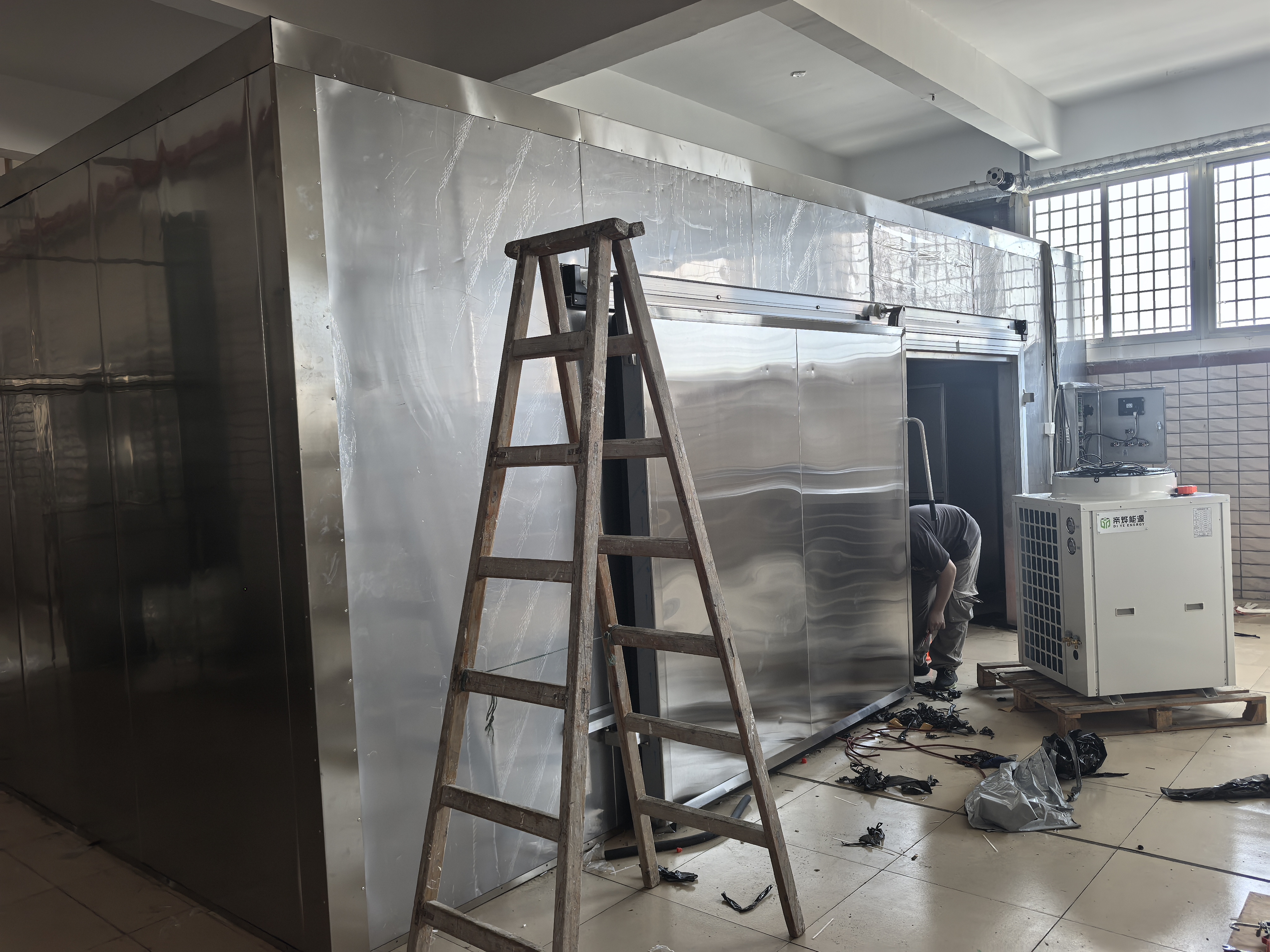 福建肉干烘干｜天然气改热泵 安装进行中